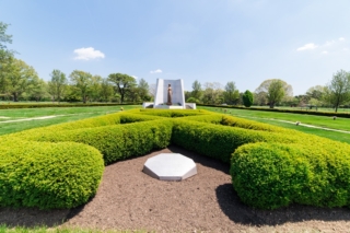 Statue of Normandie Hedges